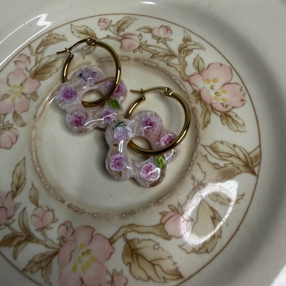 Handmade floral hoop earrings - Picture 5 of 6